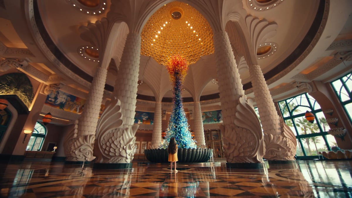 Brand film of Atlantis The Palm: aquarium divers, water slides, jet skis, dining, the Underwater Suite and the hotel at sunset.