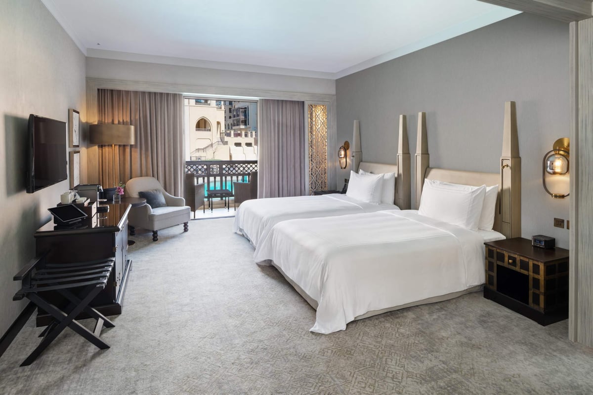 Deluxe Lake View, twin beds, armchairs and a balcony with a lattice railing, at Palace Downtown.